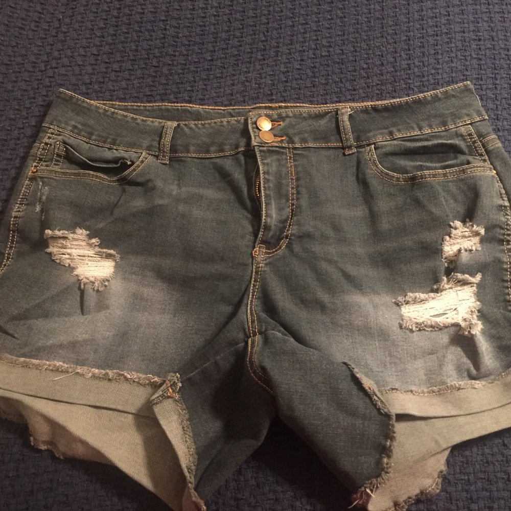 Rue 21 distressed short